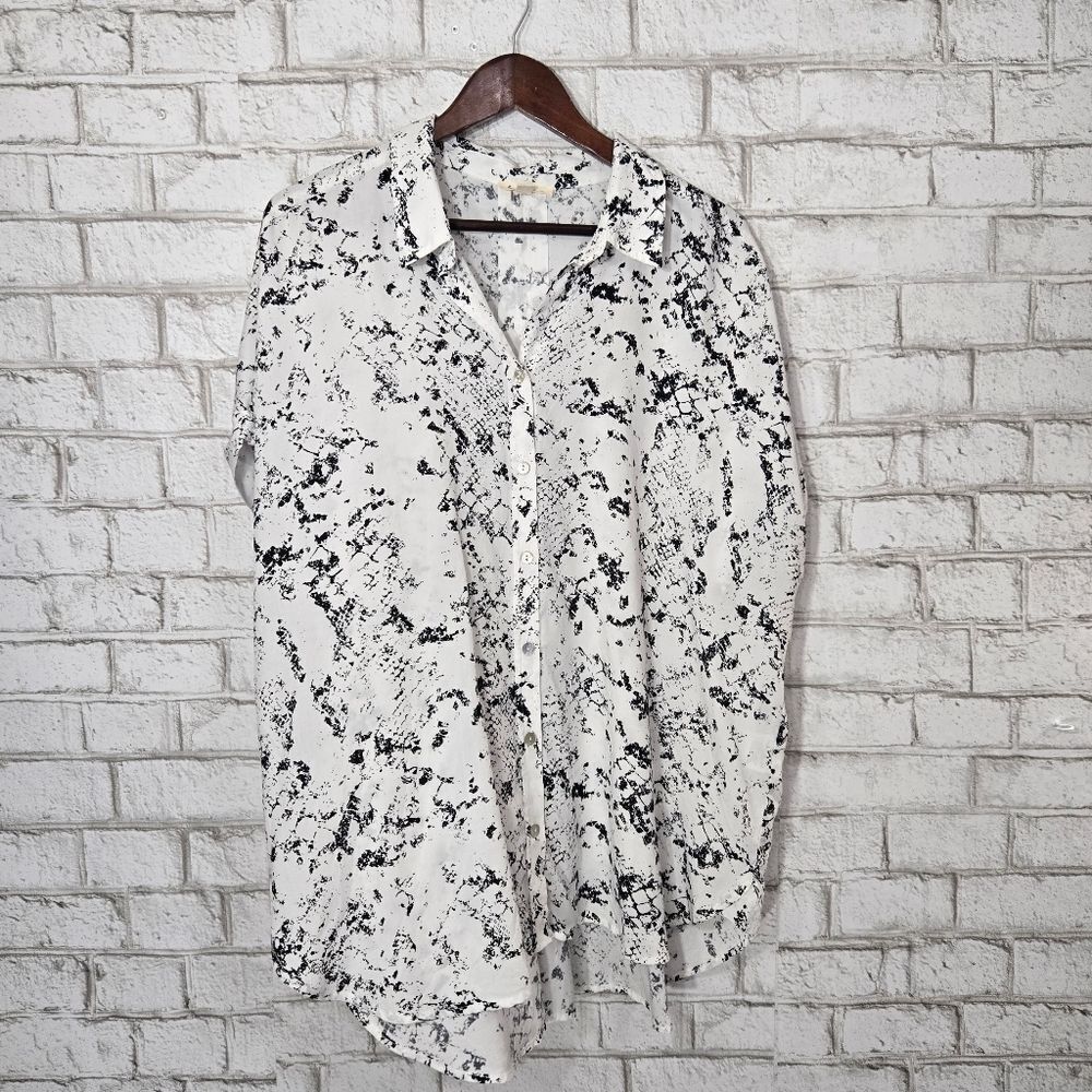 Jane and Delancey printed button down top‎